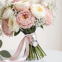 Forever in Your Heart: A Keepsake Photo Charm for Your Wedding Bouquet